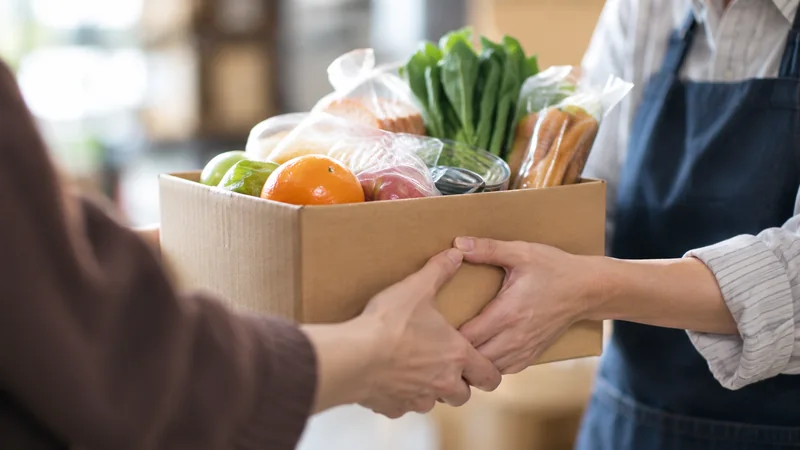 食品の入った箱を手渡している様子